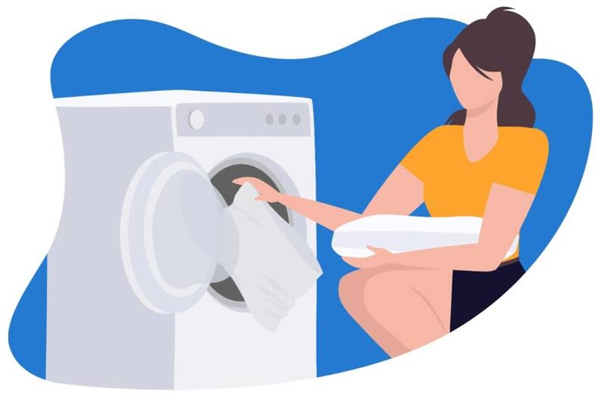 Ilustração de mulher a colocar a capa de uma almofada na máquina de lavar a roupa, enquanto segura na almofada ao colo